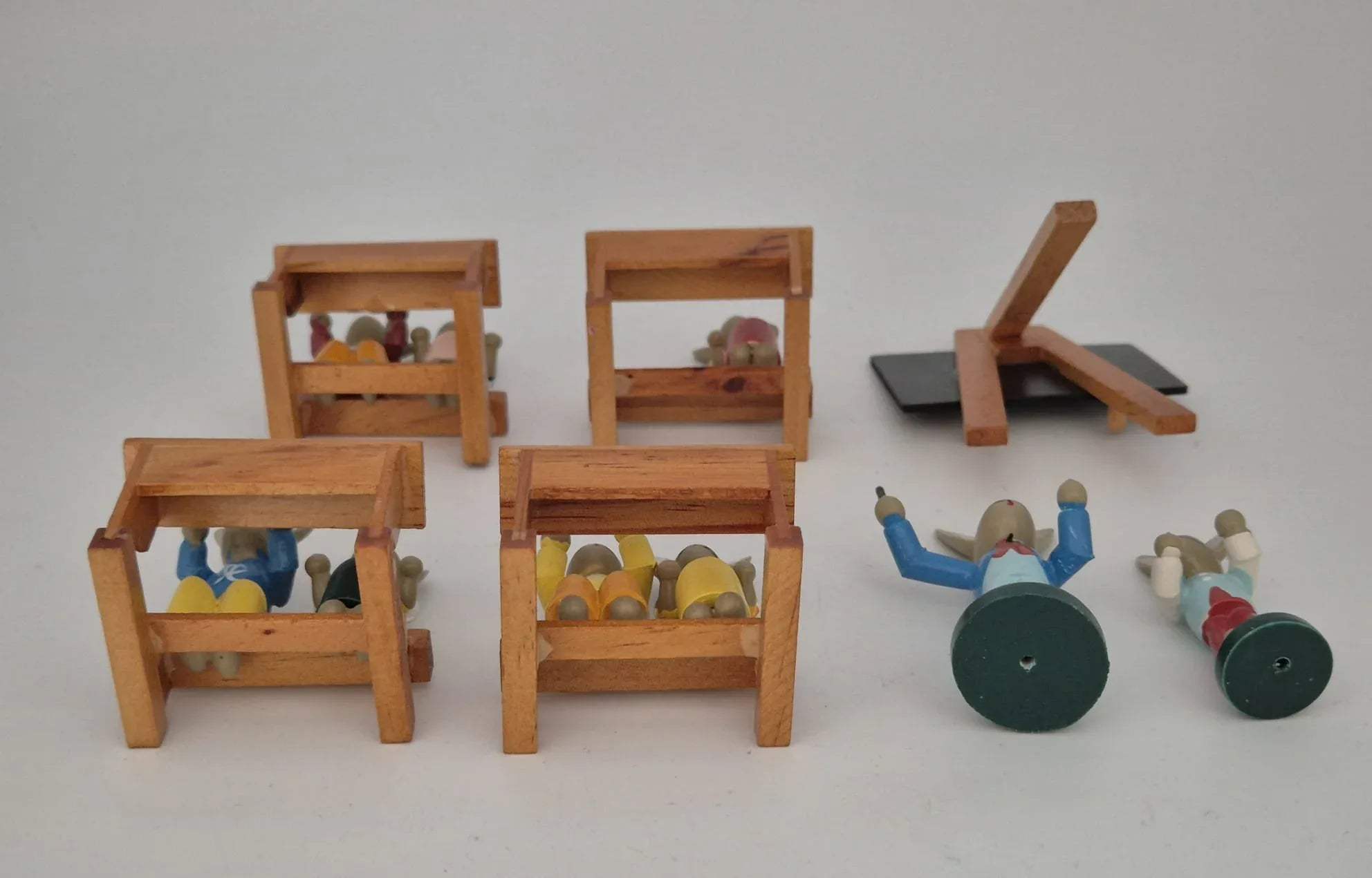Hasenschule – Osterhasen im Klassenzimmer mit Lehrer und Tafel