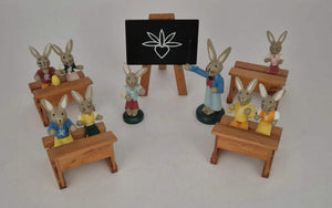 Hasenschule – Osterhasen im Klassenzimmer mit Lehrer und Tafel
