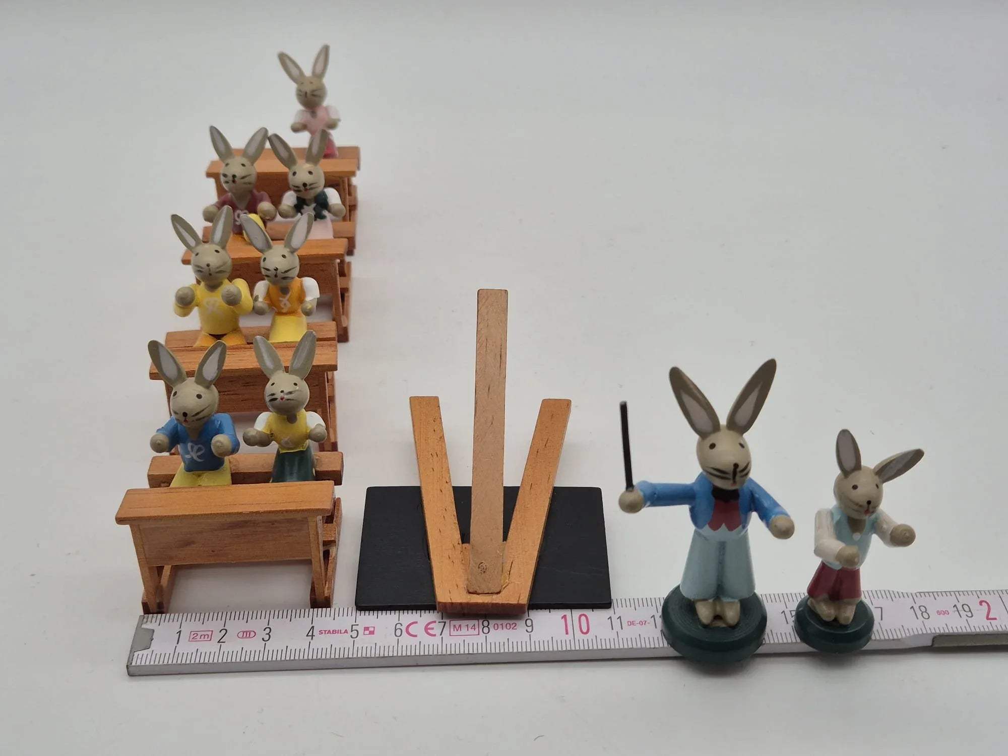 Hasenschule – Osterhasen im Klassenzimmer mit Lehrer und Tafel
