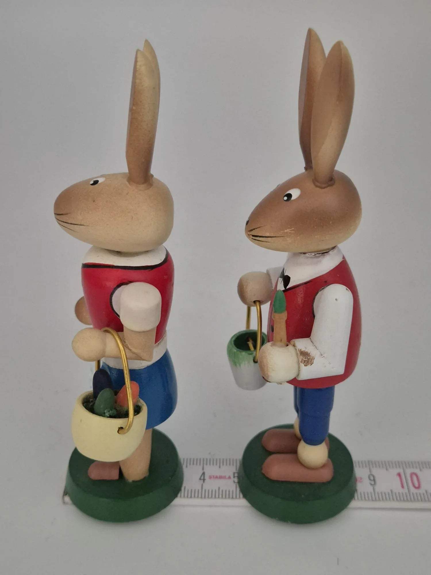 2 Osterhasen Figuren mit Eimer und Korb – Holz Osterdekoration