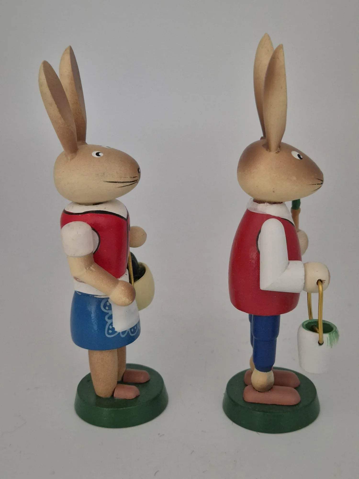 2 Osterhasen Figuren mit Eimer und Korb – Holz Osterdekoration