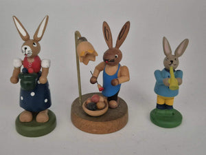 3 Holz Osterhasen Figuren – Konvolut
