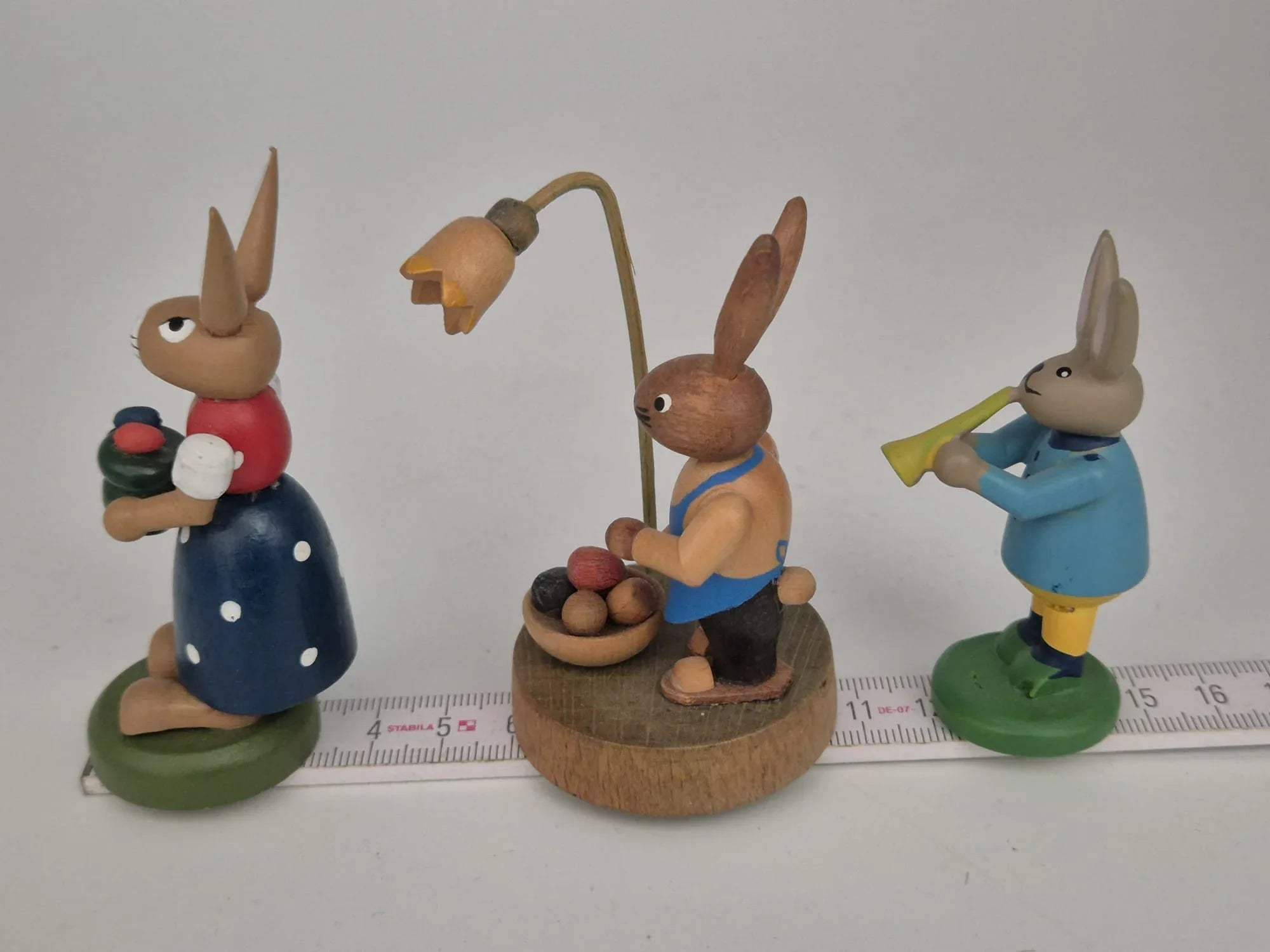 3 Holz Osterhasen Figuren – Konvolut