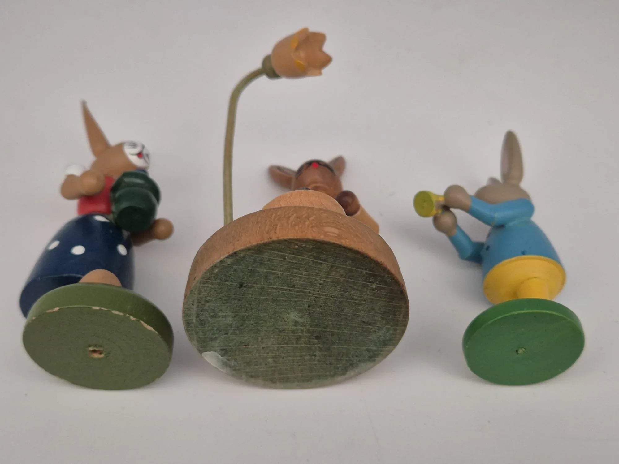 3 Holz Osterhasen Figuren – Konvolut