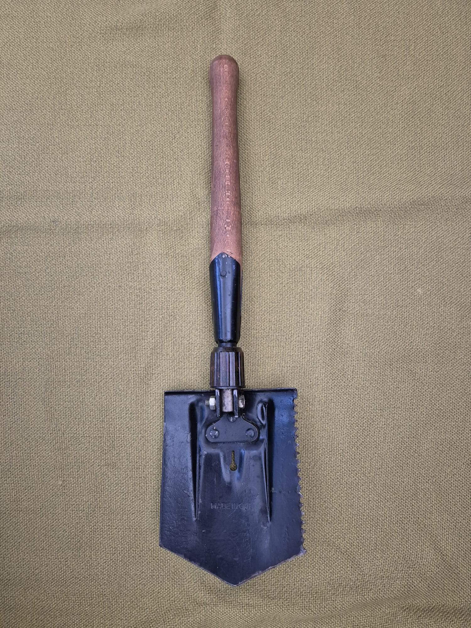 DDR Klappspaten mit Holzgriff und Sägekante