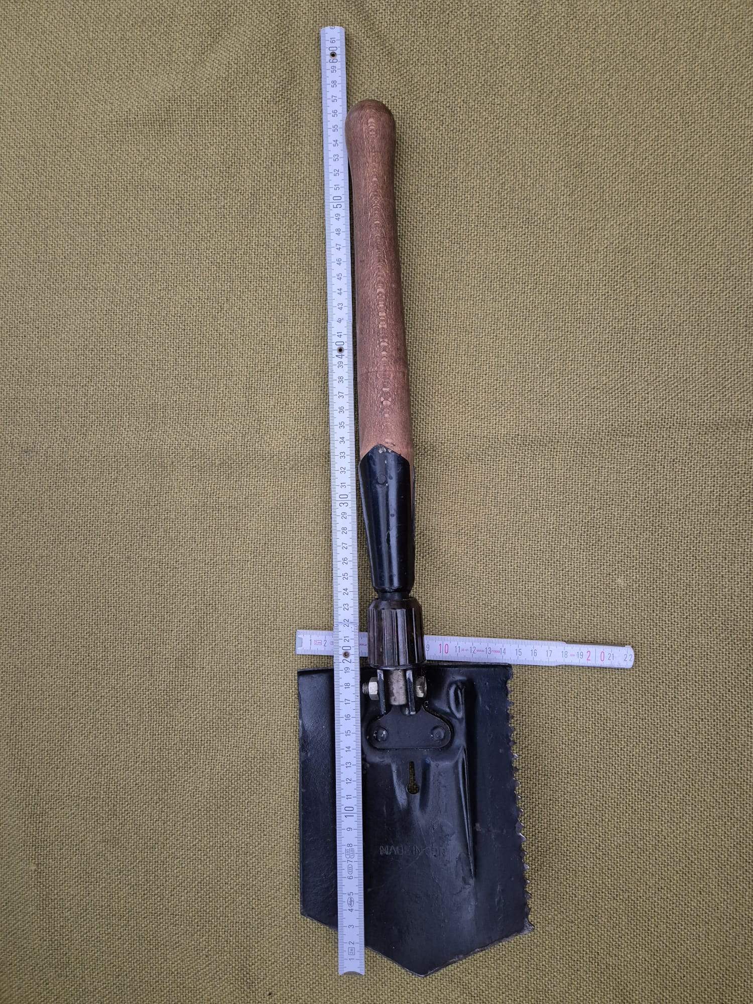DDR Klappspaten mit Holzgriff und Sägekante