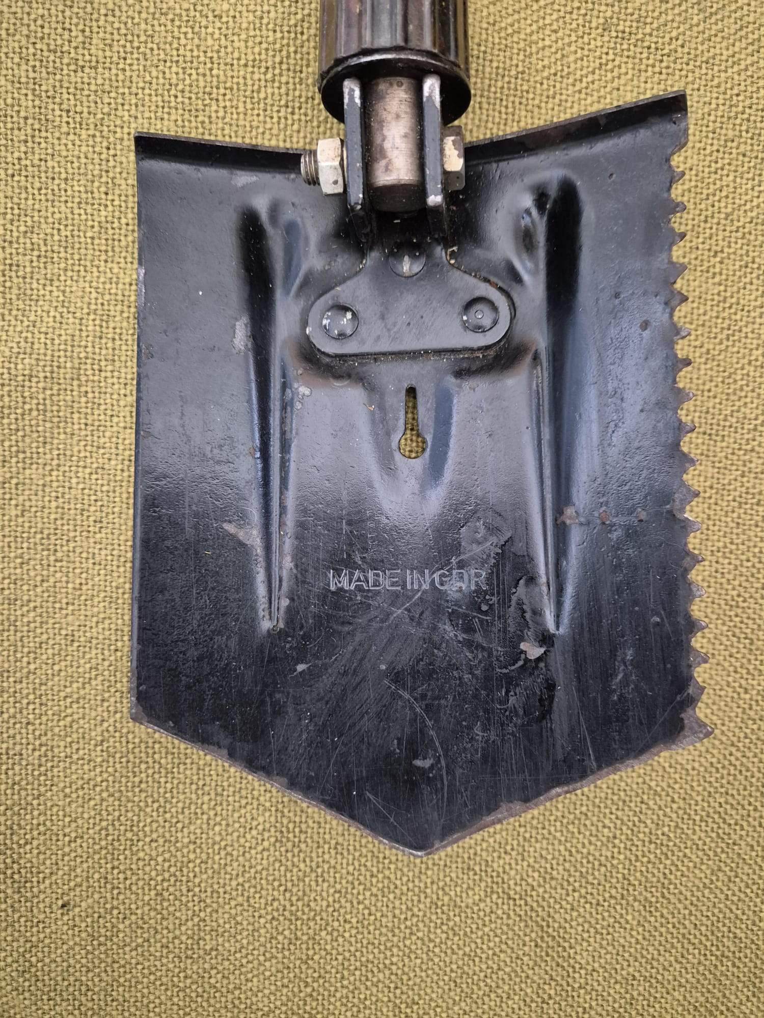 DDR Klappspaten mit Holzgriff und Sägekante