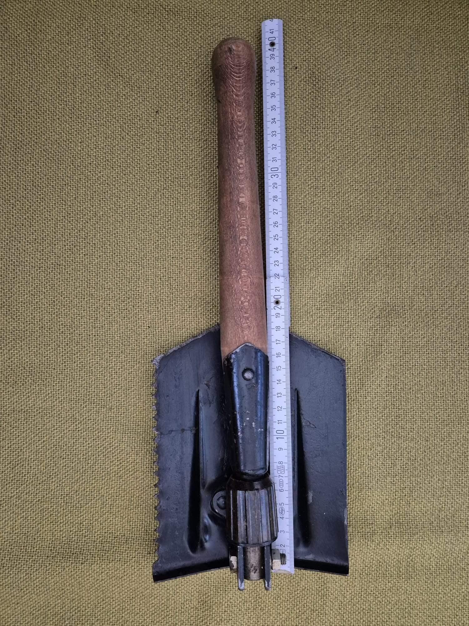 DDR Klappspaten mit Holzgriff und Sägekante