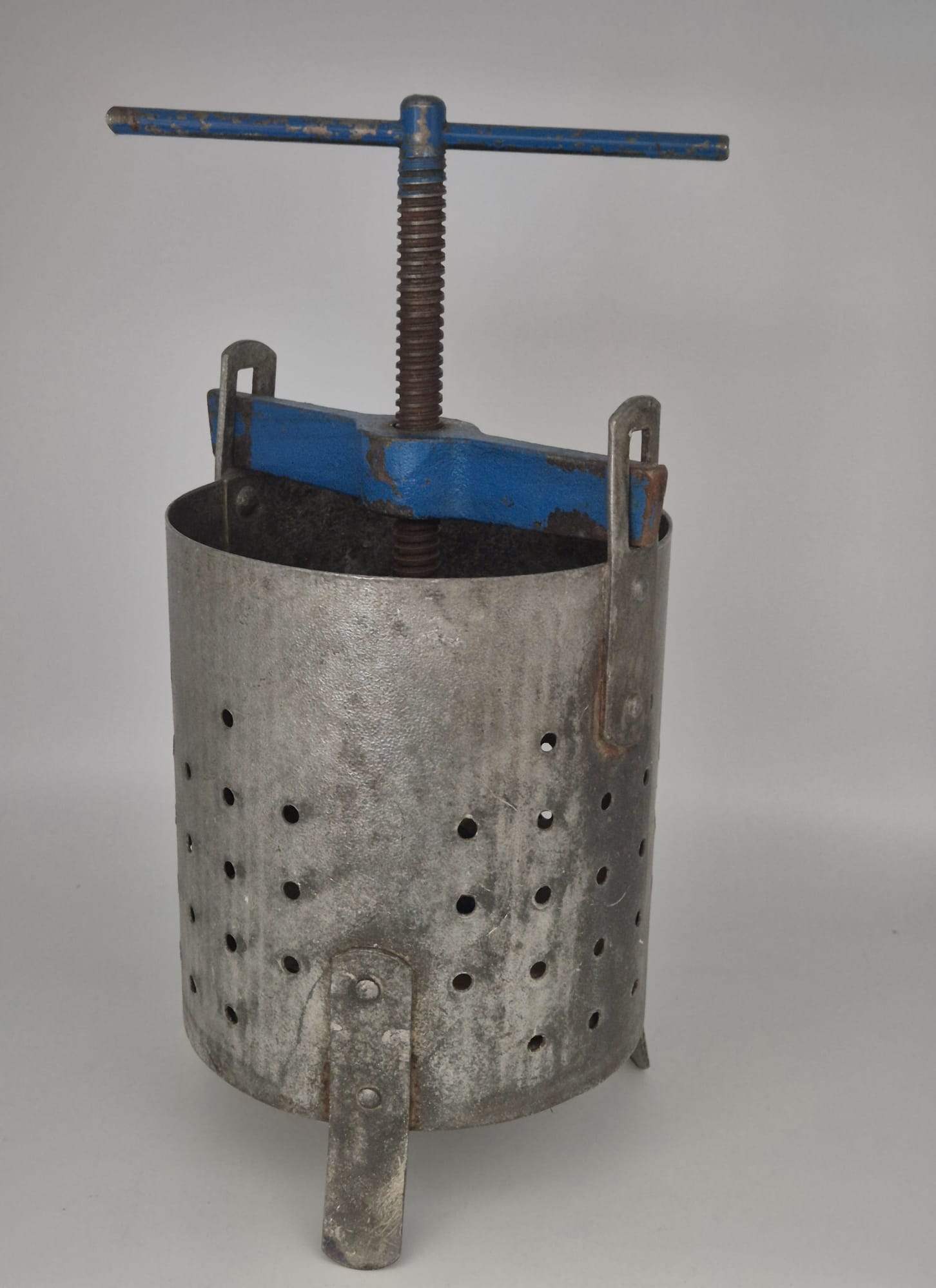 Original Thüringer Kloßpresse / Spindelpresse aus Metall mit Holzstempel