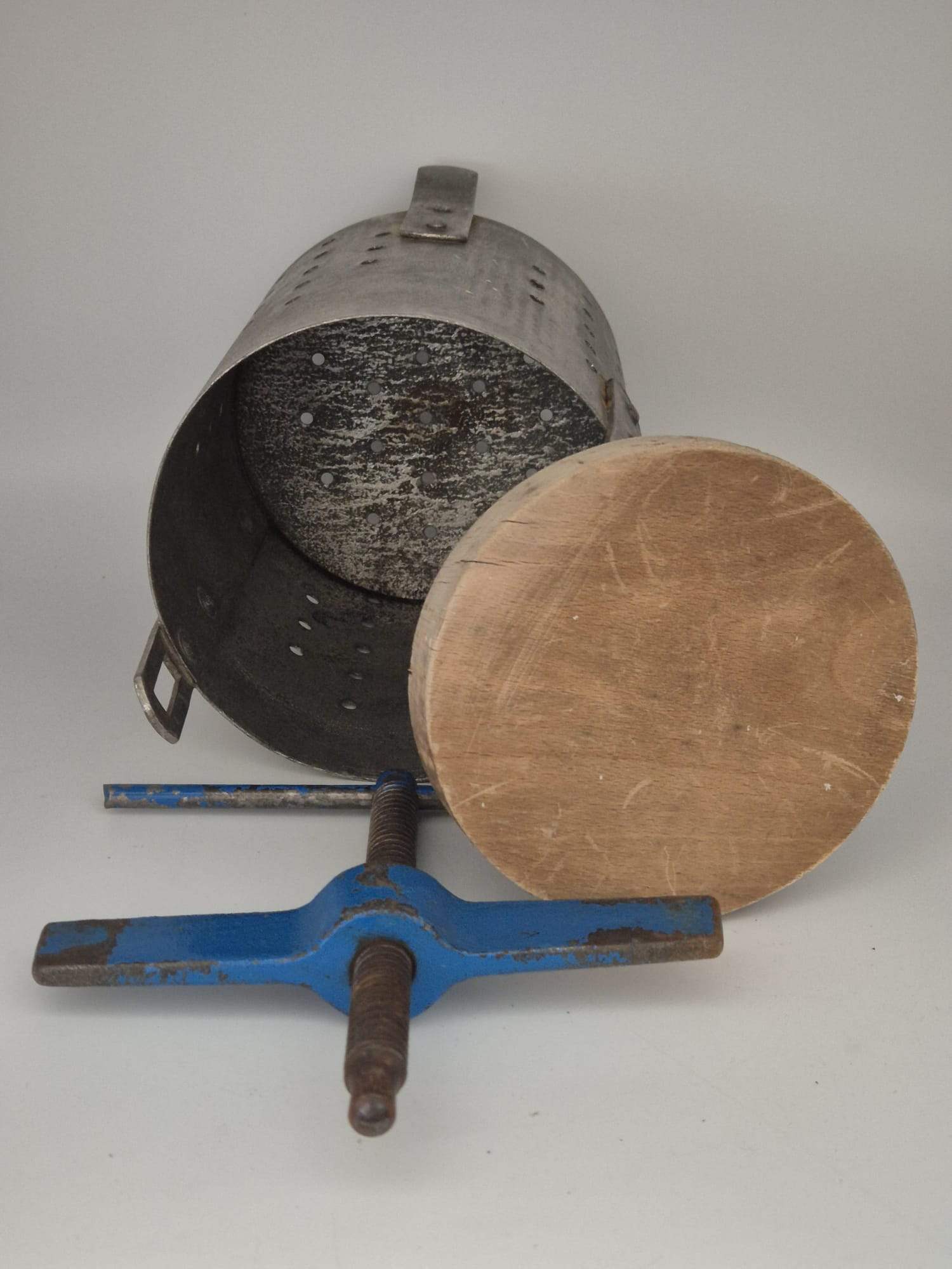 Original Thüringer Kloßpresse / Spindelpresse aus Metall mit Holzstempel