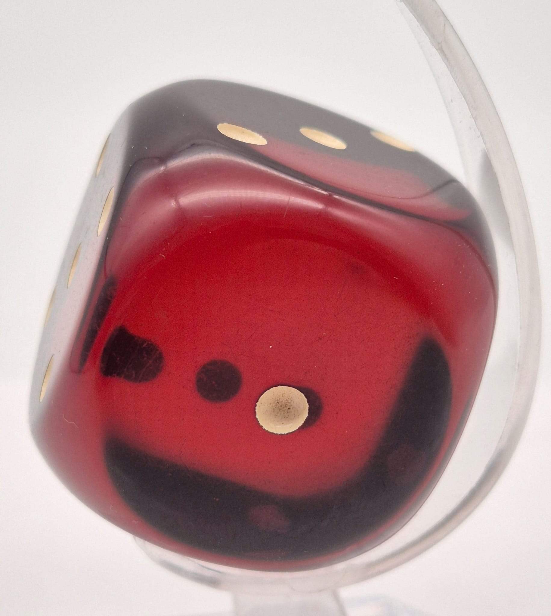 DDR Bakelit / Kunstharz Würfel rot transparent 35mm