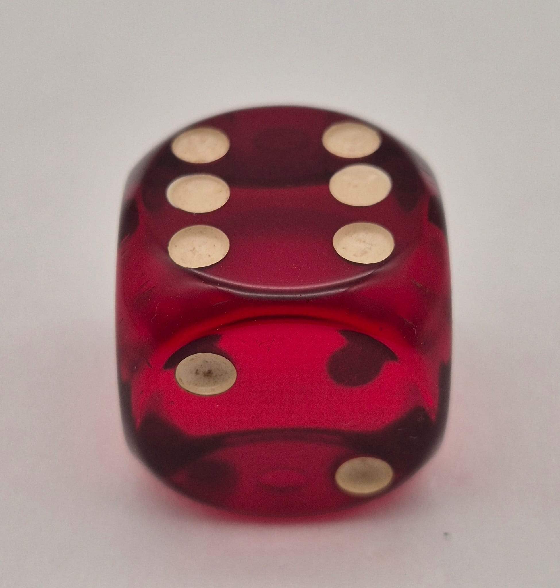 DDR Bakelit / Kunstharz Würfel rot transparent 22mm