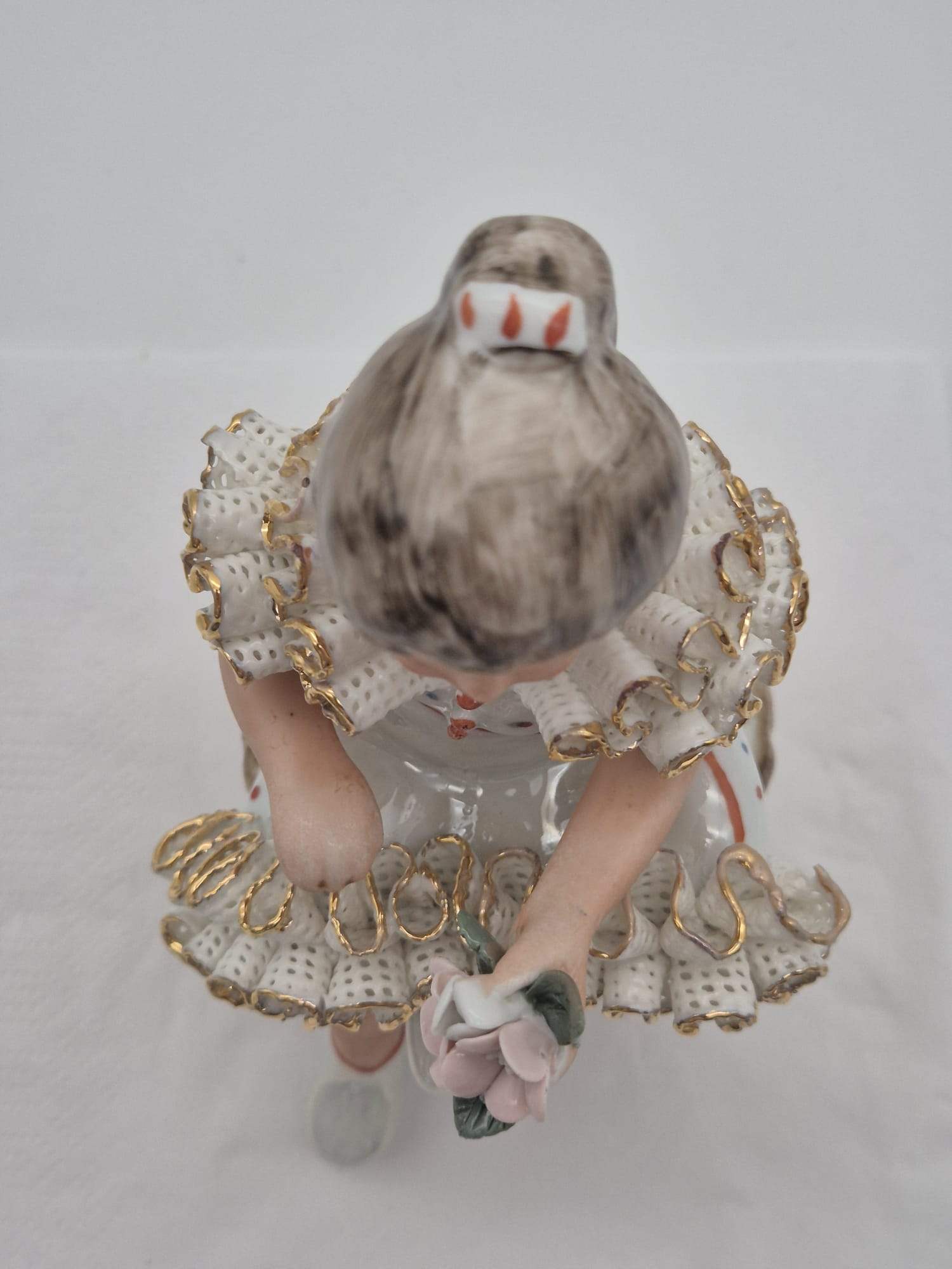 Roceram Romania Porzellanfigur Mädchen mit Blumen – Spitzenkleid Golddekor