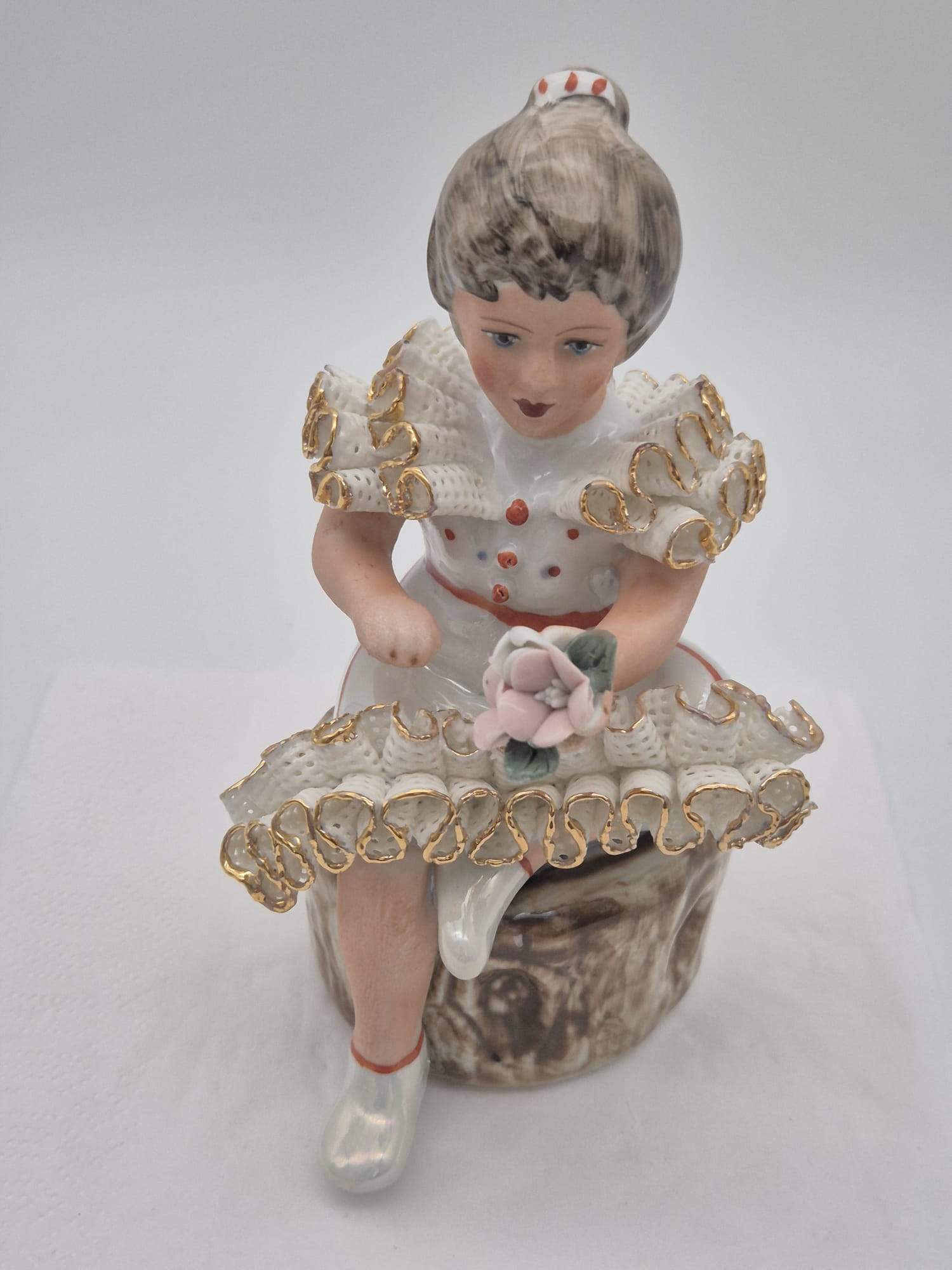 Roceram Romania Porzellanfigur Mädchen mit Blumen – Spitzenkleid Golddekor