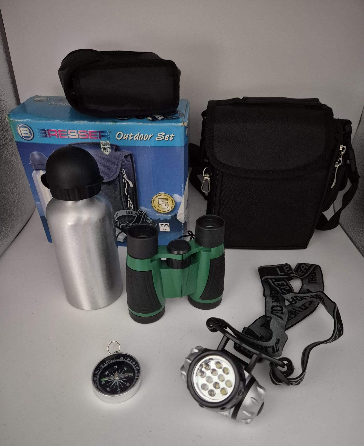 NEU: Bresser Outdoor Set – Fernglas, LED-Stirnlampe, Trinkflasche, Kompass & Tasche