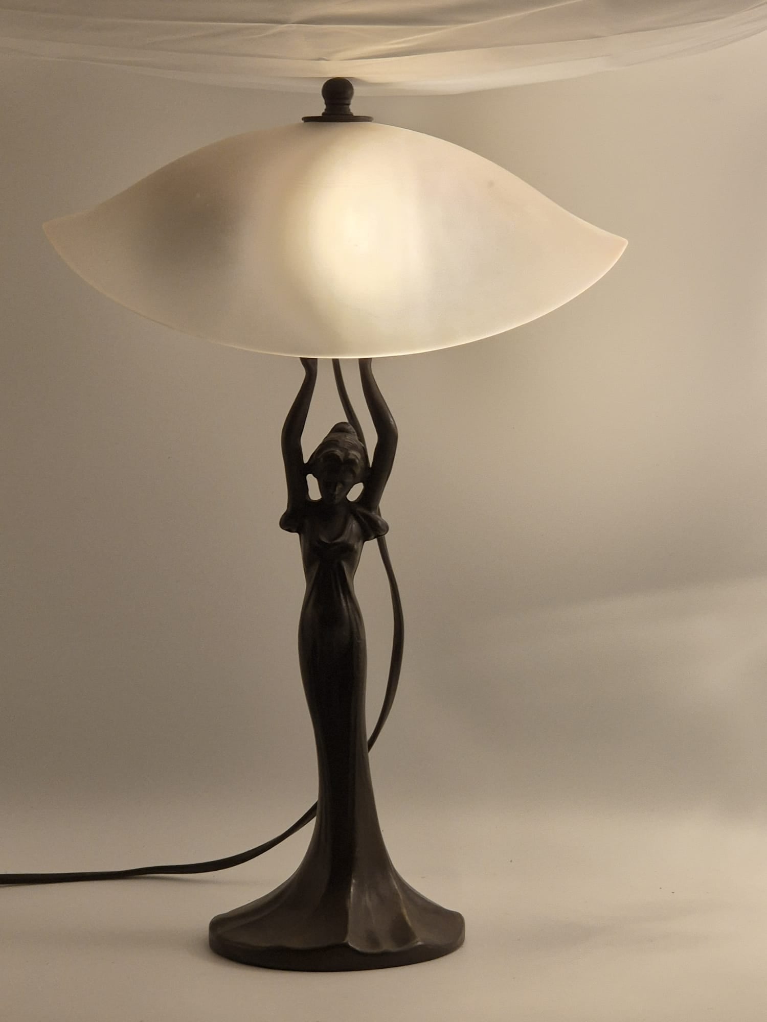 Jugendstil Tischlampe „Made in Italy“ mit Frauenfigur
