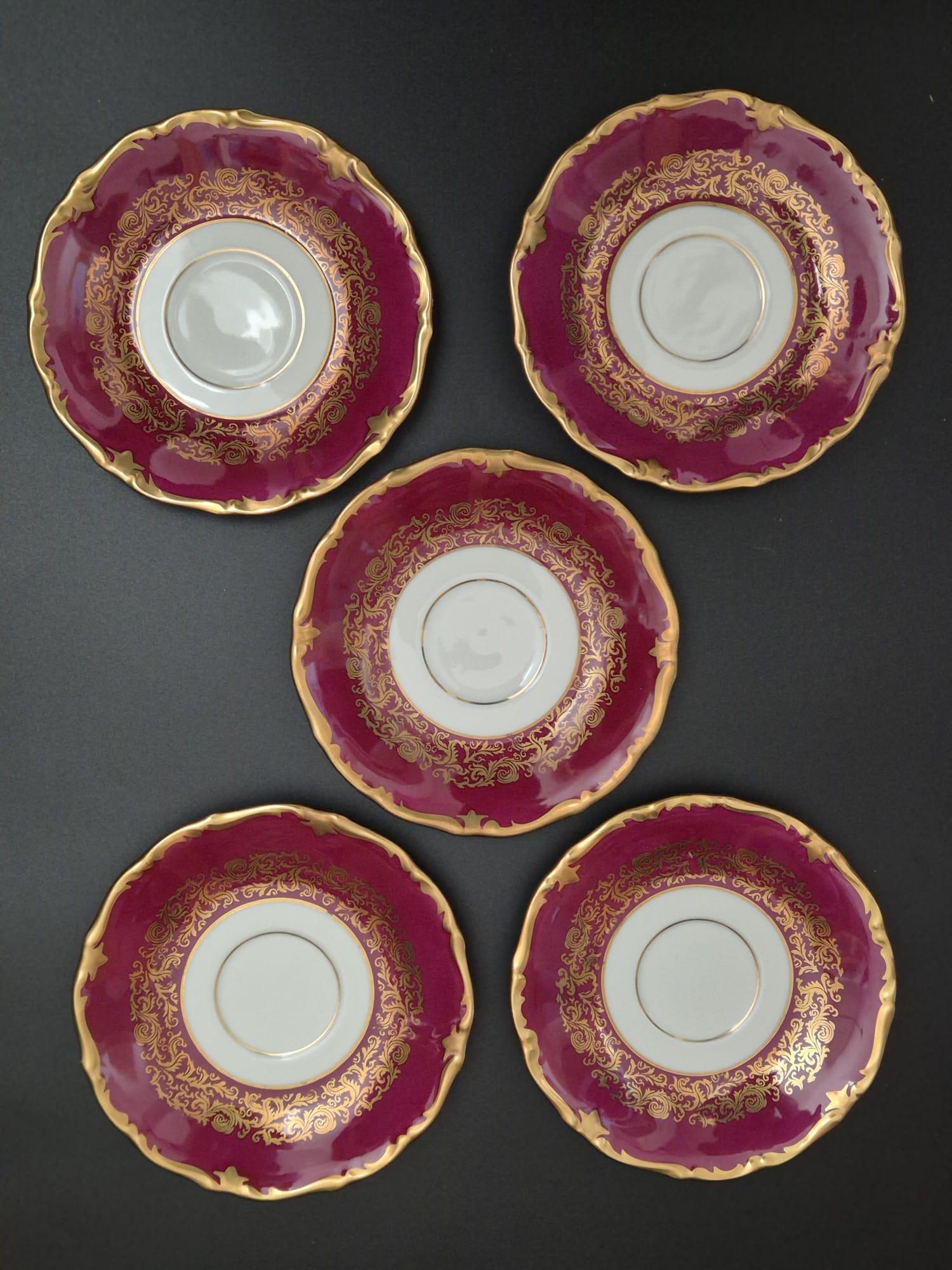 5 Reichenbacher Porzellan Untertassen / Untersetzer Bordeaux-Golddekor