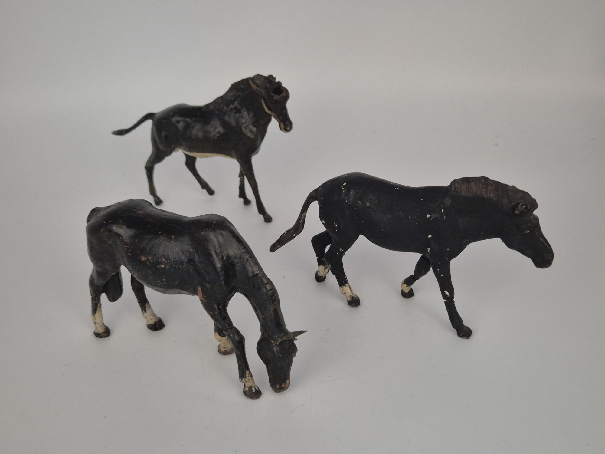3 alte Masse Pferde Figuren – Lineol/Elastolin Art – Konvolut