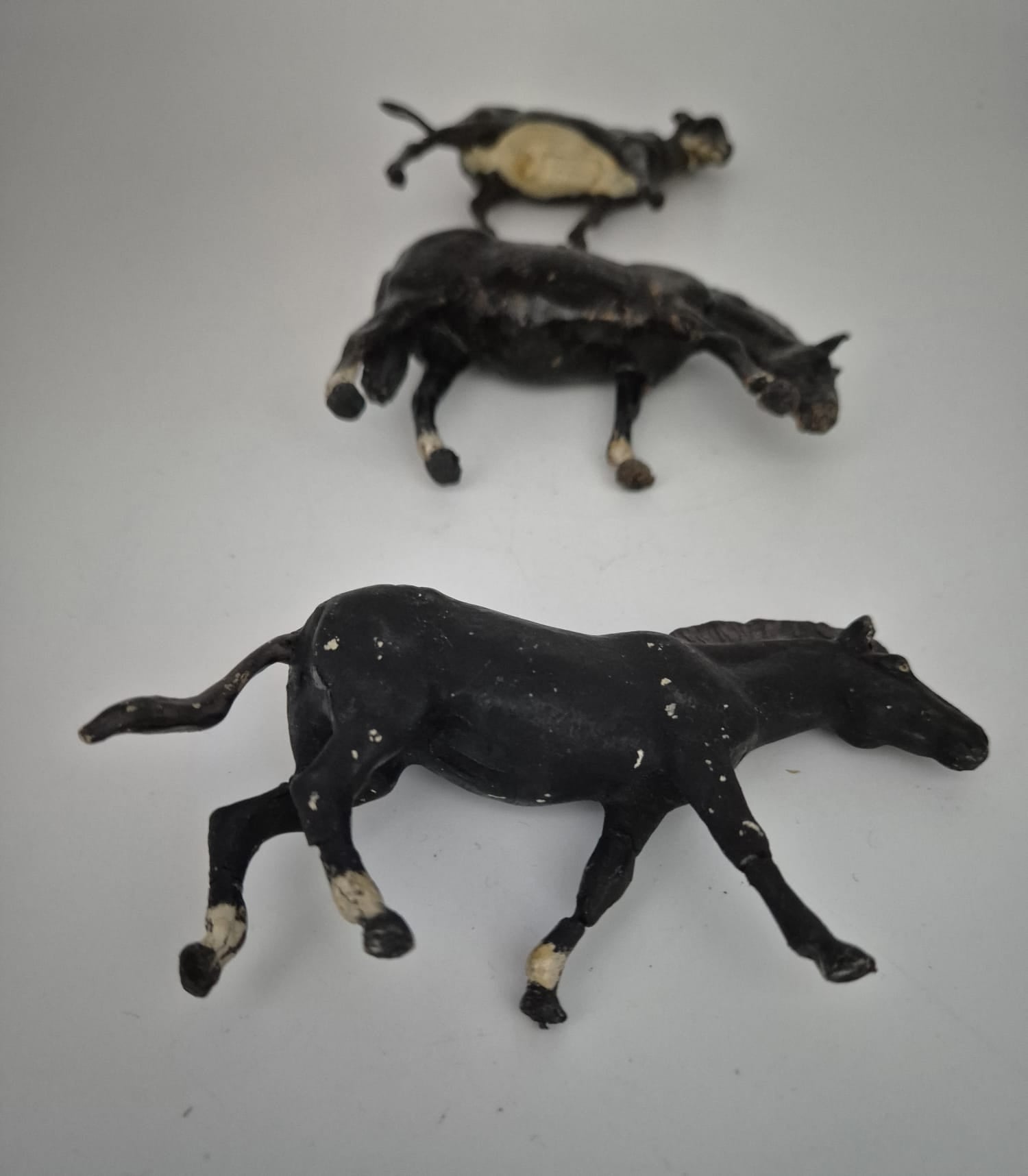 3 alte Masse Pferde Figuren – Lineol/Elastolin Art – Konvolut
