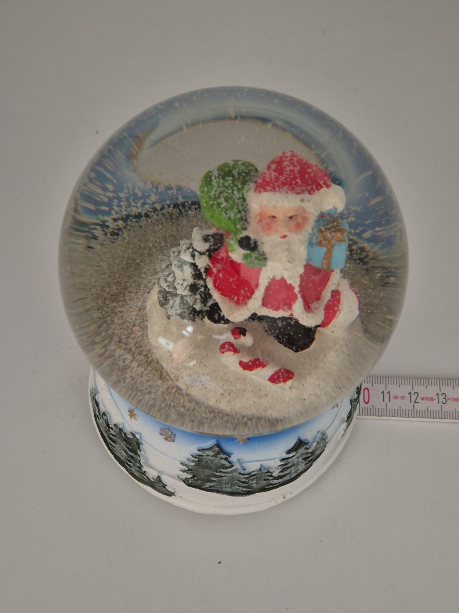 Schneekugel Spieluhr Weihnachtsmann mit Geschenken – ca. 13 cm