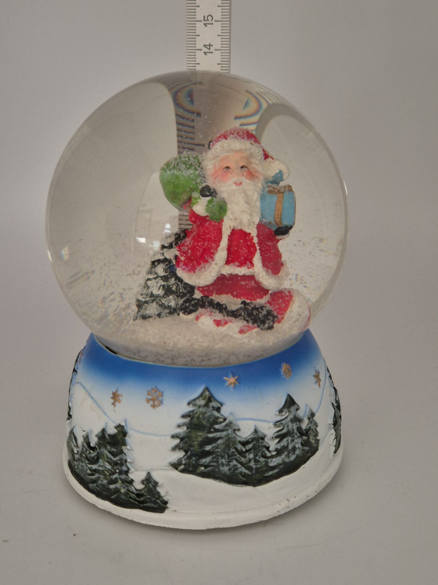 Schneekugel Spieluhr Weihnachtsmann mit Geschenken – ca. 13 cm