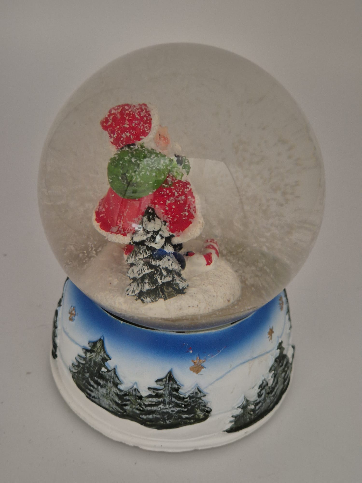 Schneekugel Spieluhr Weihnachtsmann mit Geschenken – ca. 13 cm