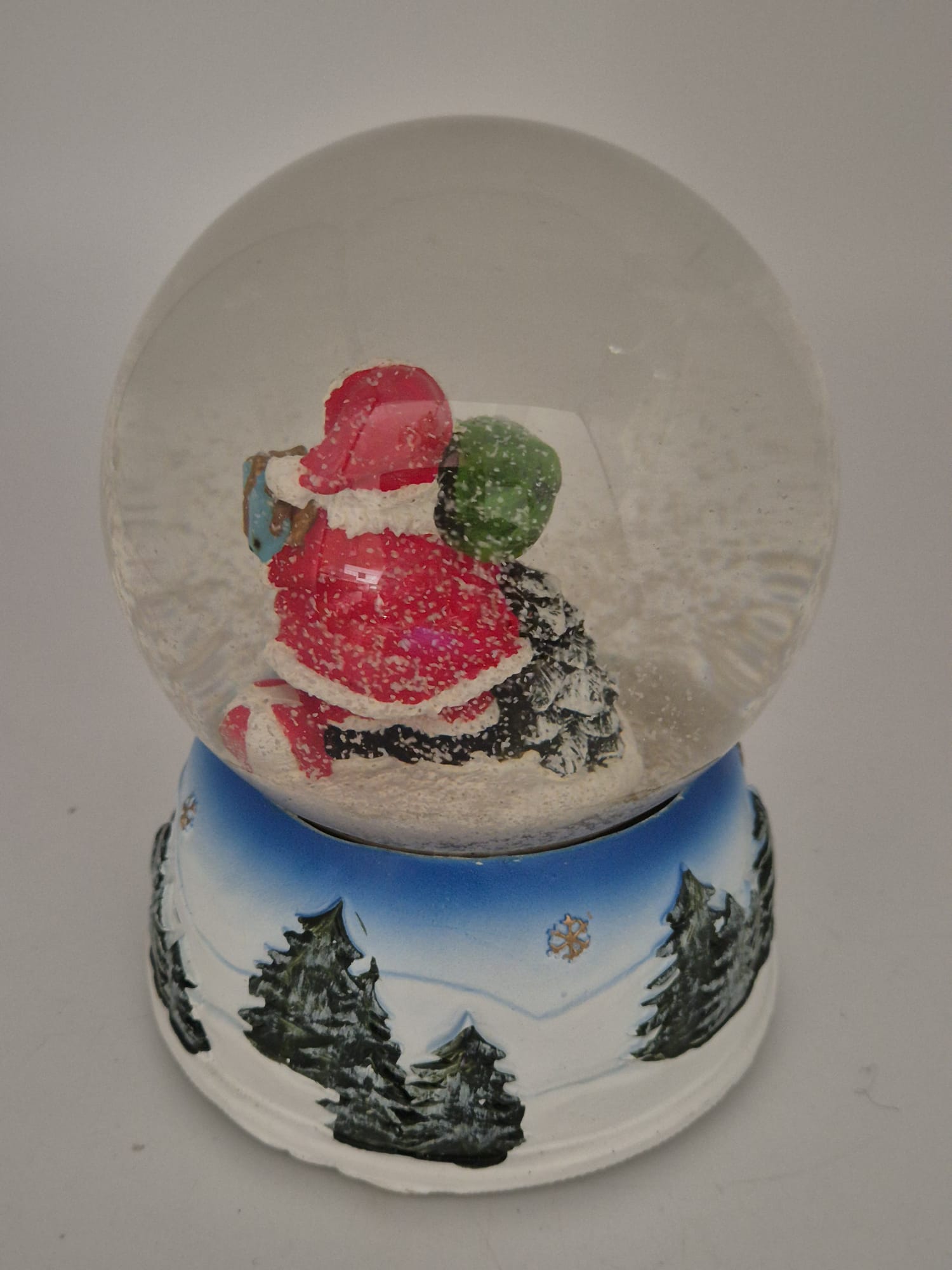 Schneekugel Spieluhr Weihnachtsmann mit Geschenken – ca. 13 cm