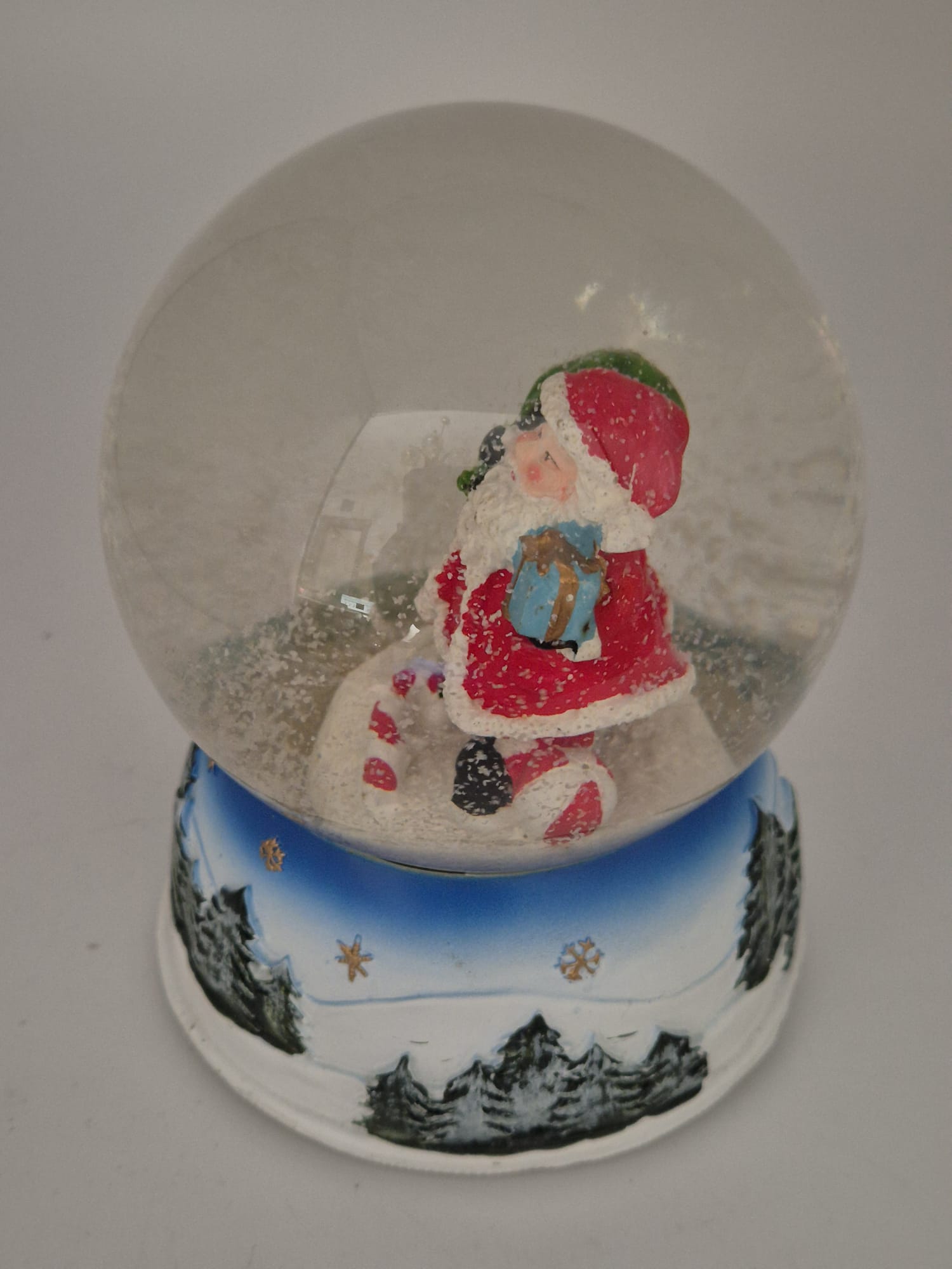 Schneekugel Spieluhr Weihnachtsmann mit Geschenken – ca. 13 cm