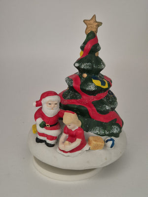 Weihnachtliche Spieluhr mit Weihnachtsbaum, Weihnachtsmann & Kind – ca. 15 cm