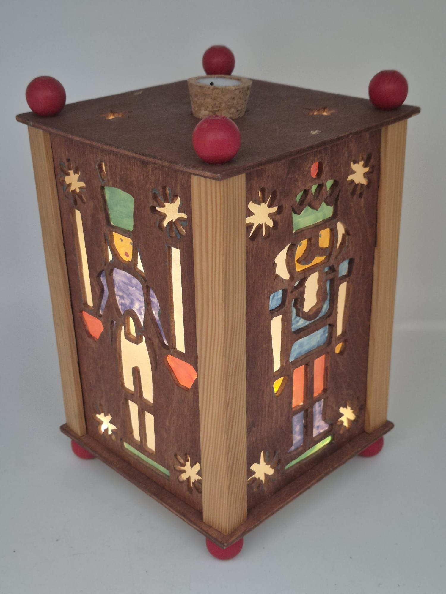 Holz-Teelichtlaterne mit Weihnachtsmotiven und LED-Beleuchtung