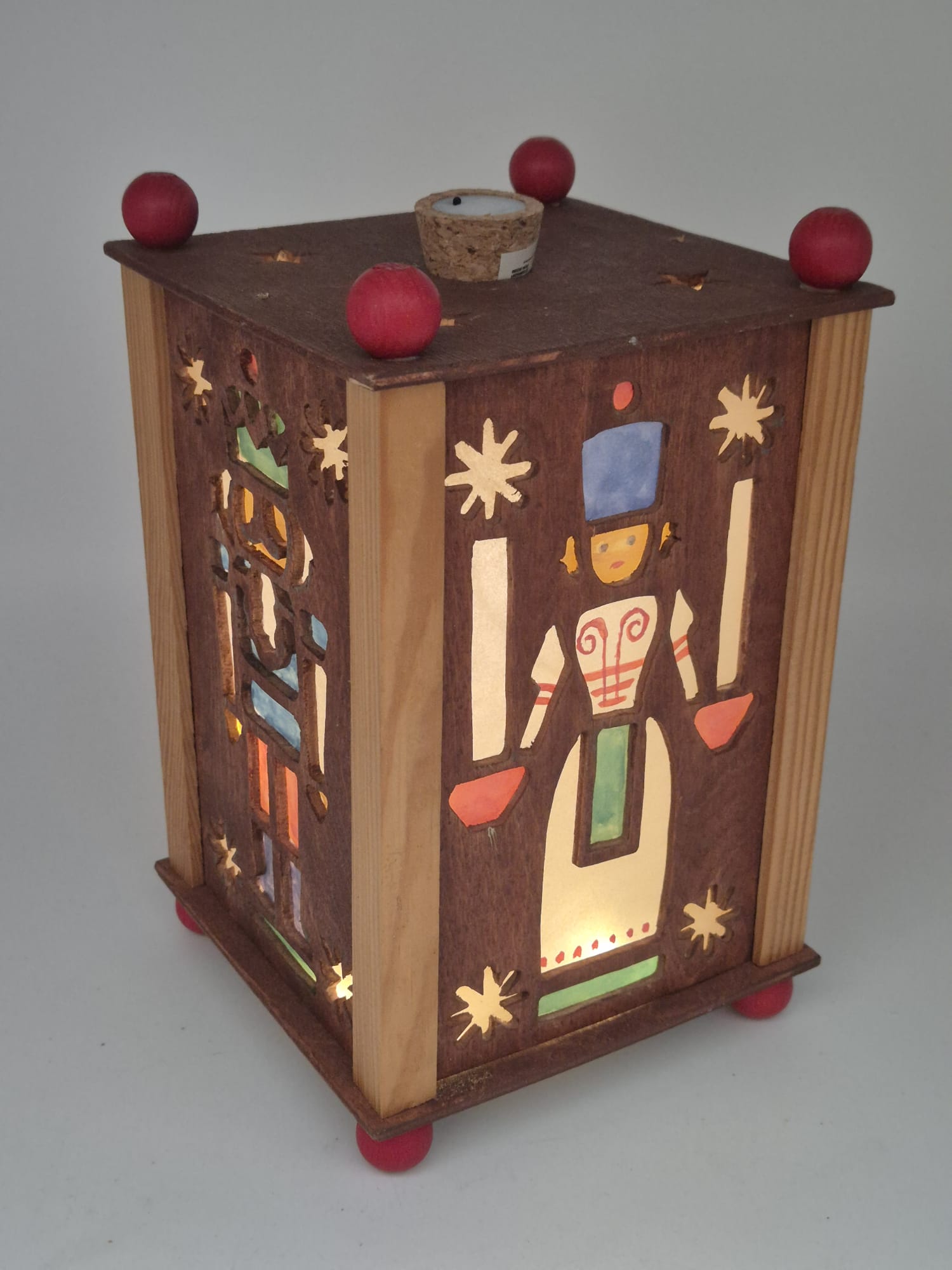 Holz-Teelichtlaterne mit Weihnachtsmotiven und LED-Beleuchtung