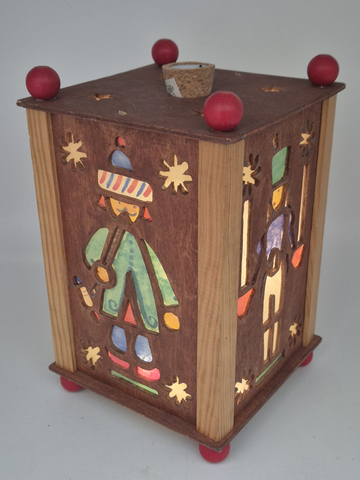 Holz-Teelichtlaterne mit Weihnachtsmotiven und LED-Beleuchtung
