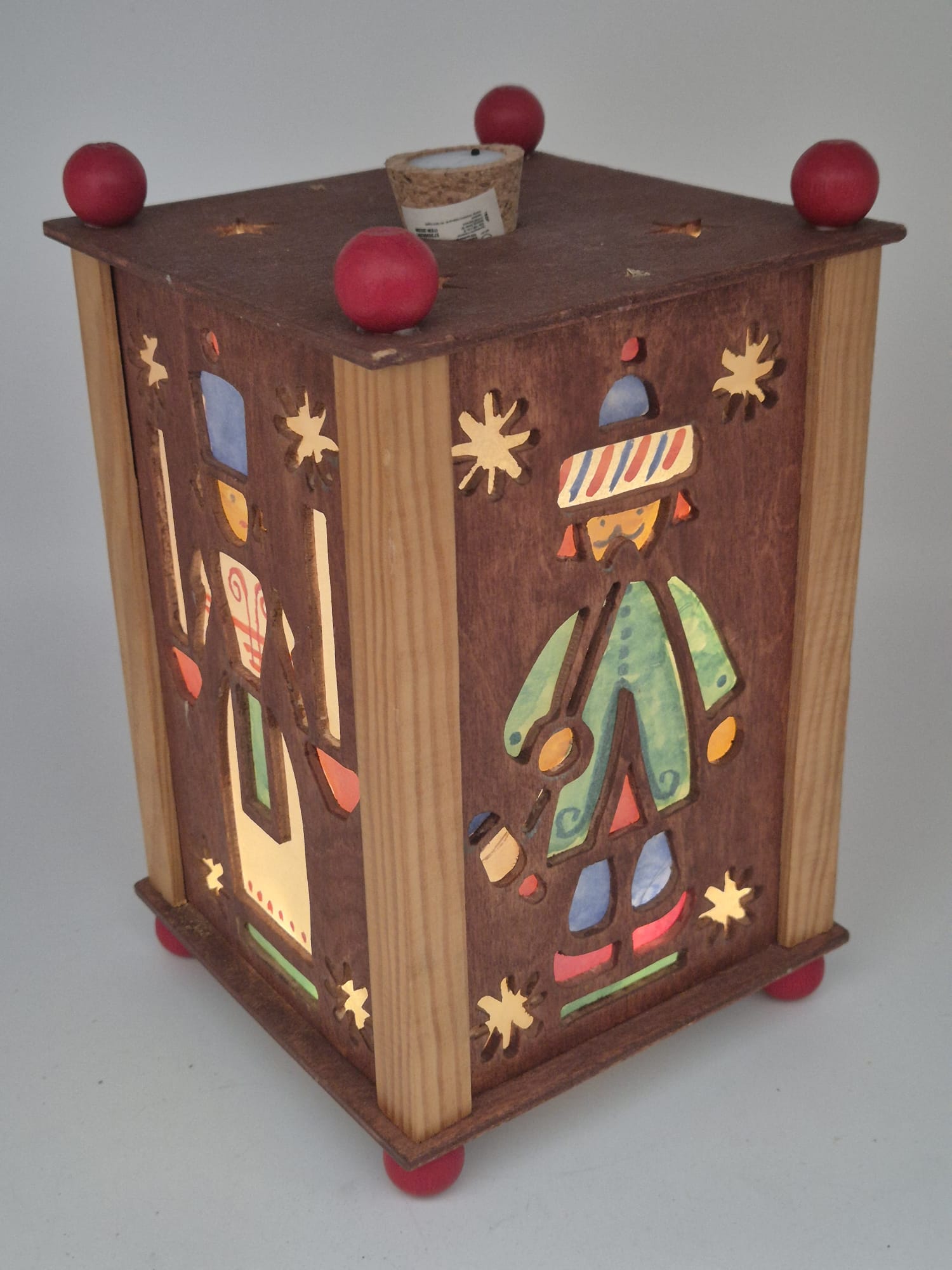 Holz-Teelichtlaterne mit Weihnachtsmotiven und LED-Beleuchtung