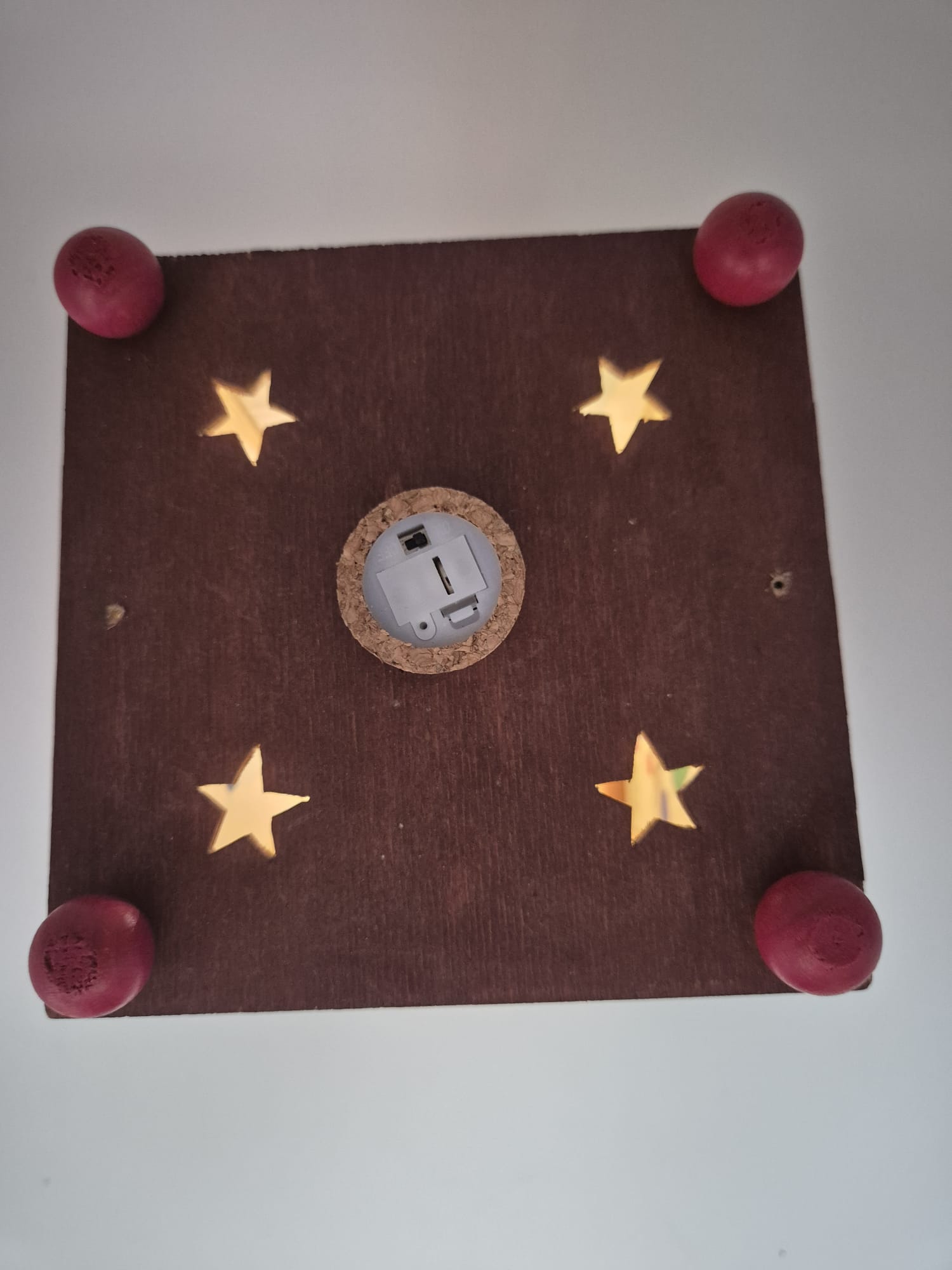 Holz-Teelichtlaterne mit Weihnachtsmotiven und LED-Beleuchtung