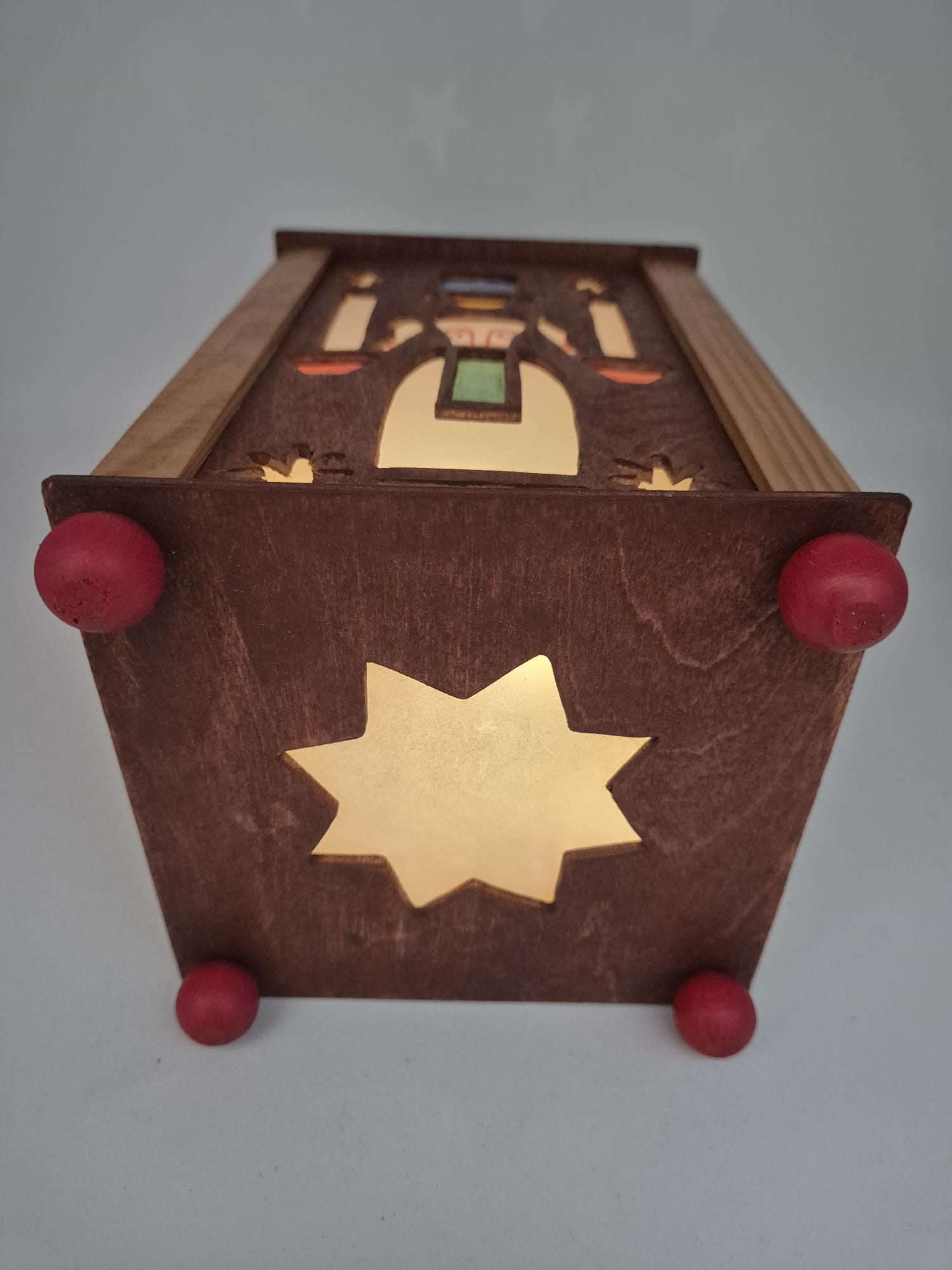 Holz-Teelichtlaterne mit Weihnachtsmotiven und LED-Beleuchtung