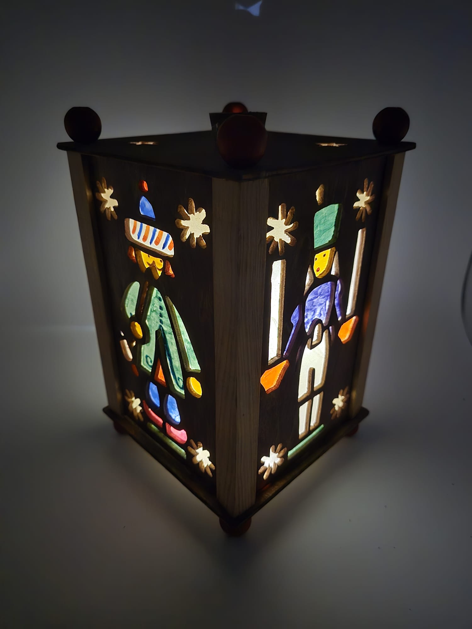 Holz-Teelichtlaterne mit Weihnachtsmotiven und LED-Beleuchtung