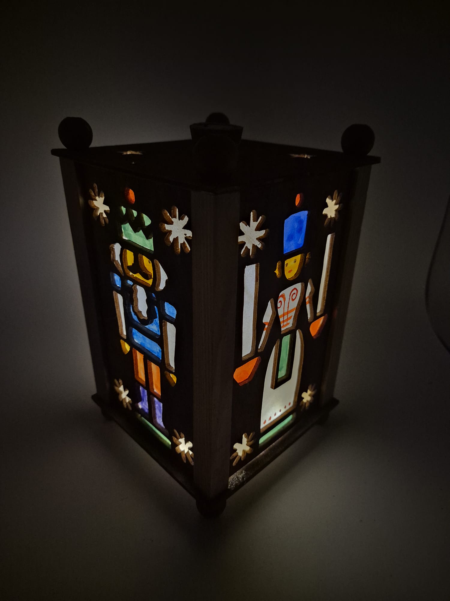 Holz-Teelichtlaterne mit Weihnachtsmotiven und LED-Beleuchtung