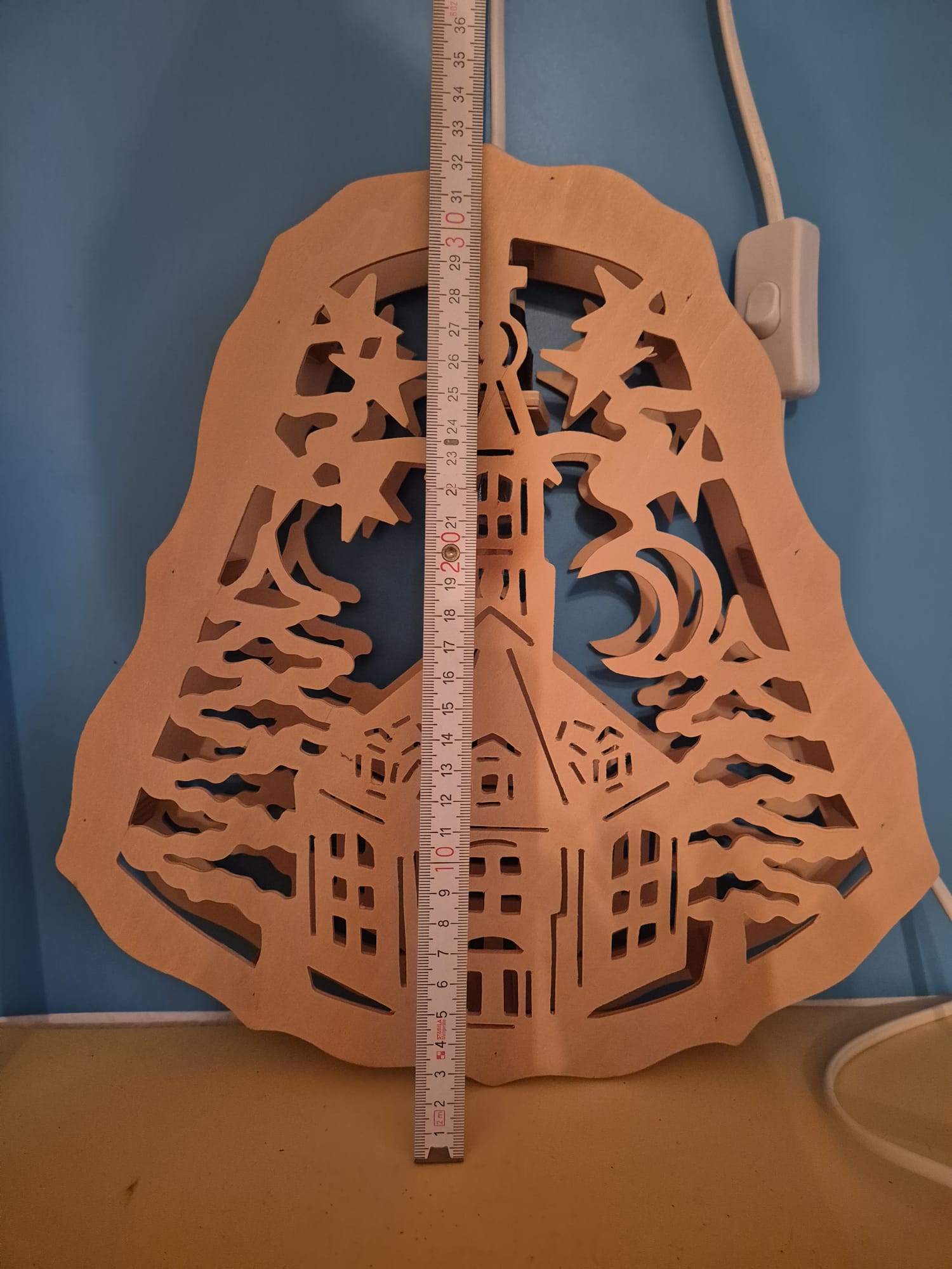 Beleuchtetes Holz-Fensterbild Kirche mit Mond & Sternen ca. 30 × 30 cm