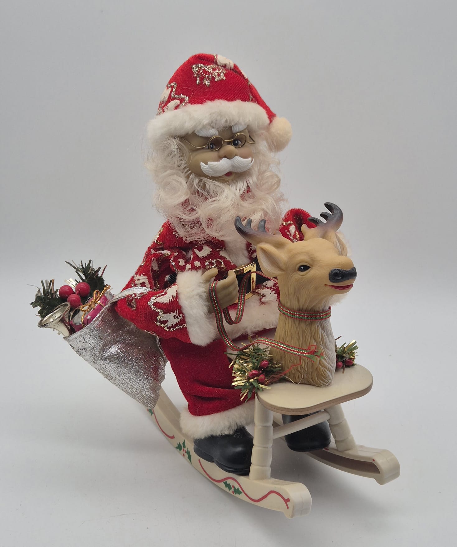 Animierter Weihnachtsmann auf Schaukelpferd mit Rentier – Weihnachtsdekoration