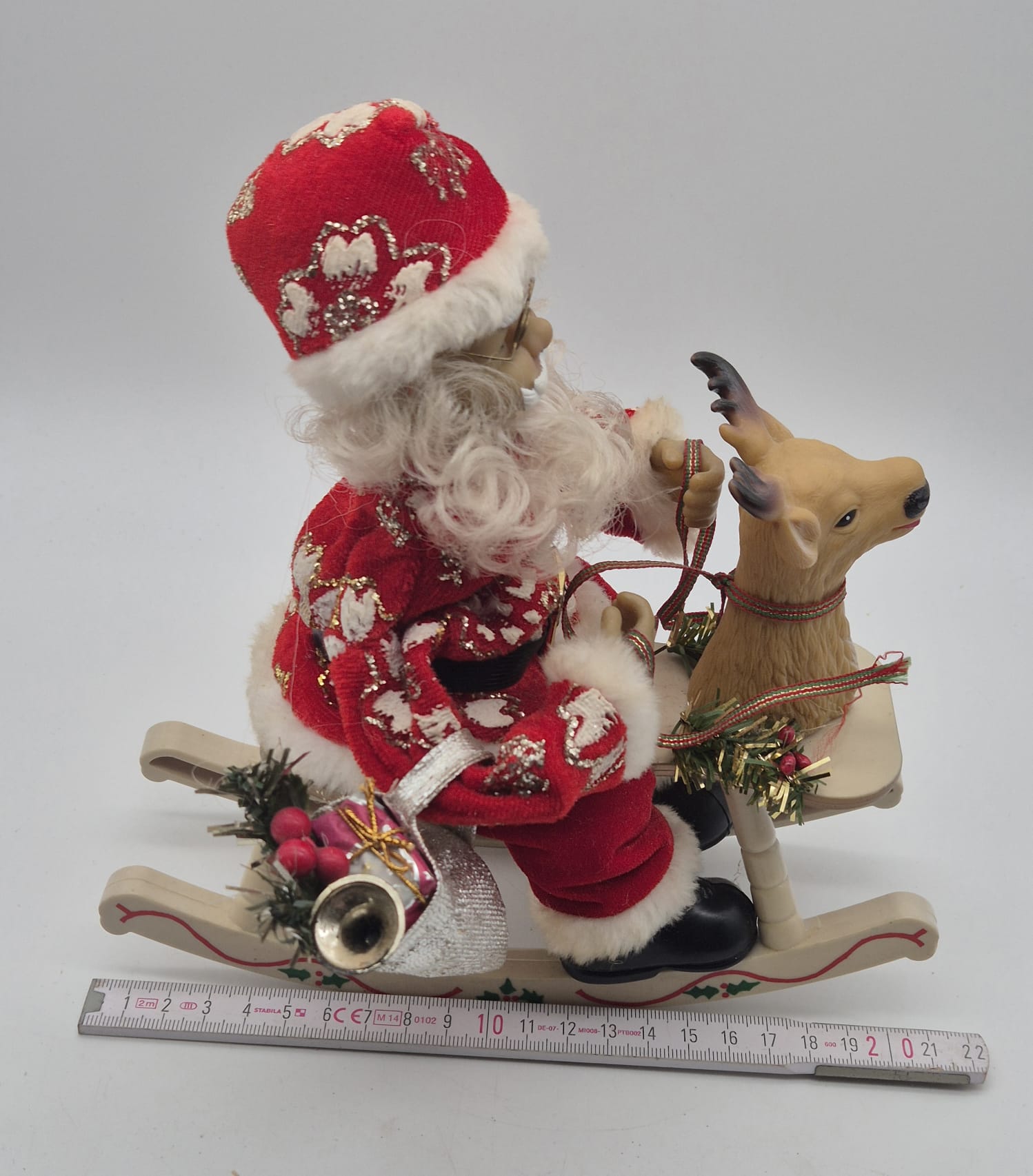 Animierter Weihnachtsmann auf Schaukelpferd mit Rentier – Weihnachtsdekoration