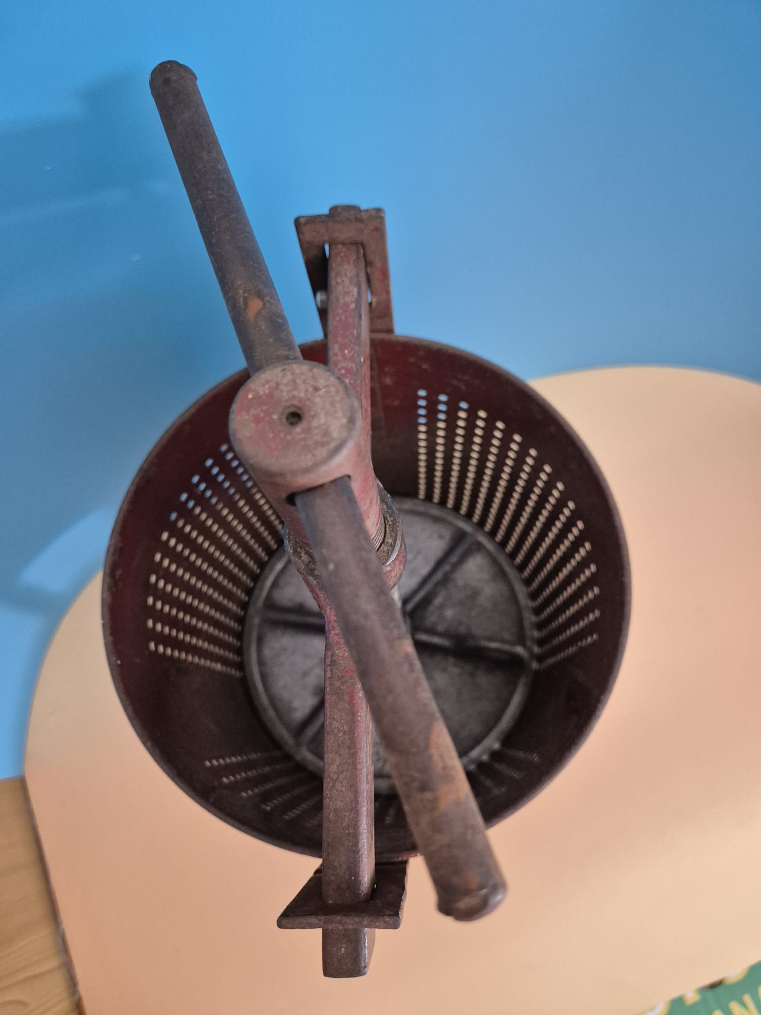 Alte DDR Kloßpresse / Kartoffelpresse aus Metall – Spindelpresse mit Lochkorb