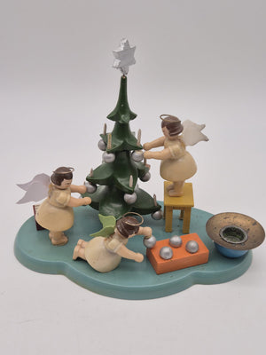 Alte Engelgruppe Volkskunst Franz Karl beim Schmücken des Weihnachtsbaums – Holzfigur mit Kerzenhalter