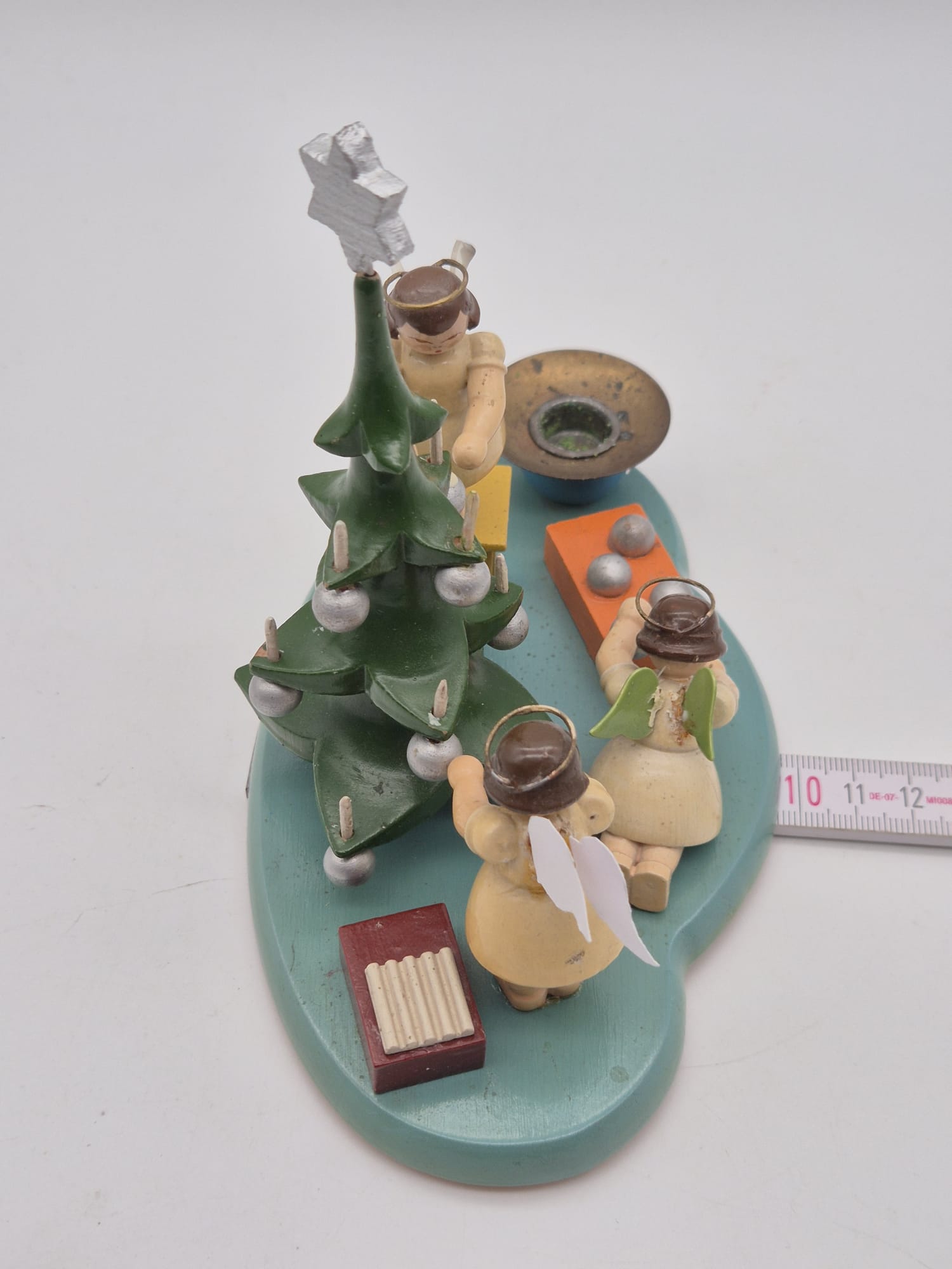 Alte Engelgruppe Volkskunst Franz Karl beim Schmücken des Weihnachtsbaums – Holzfigur mit Kerzenhalter