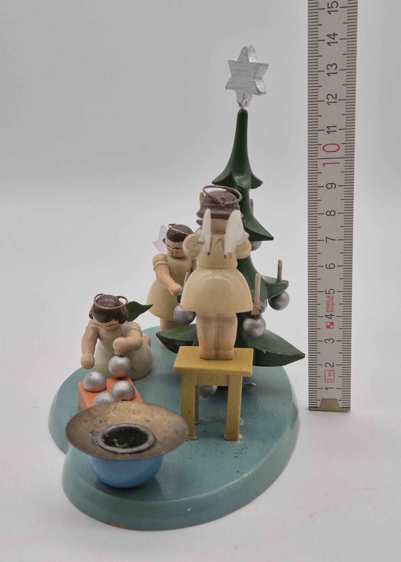 Alte Engelgruppe Volkskunst Franz Karl beim Schmücken des Weihnachtsbaums – Holzfigur mit Kerzenhalter