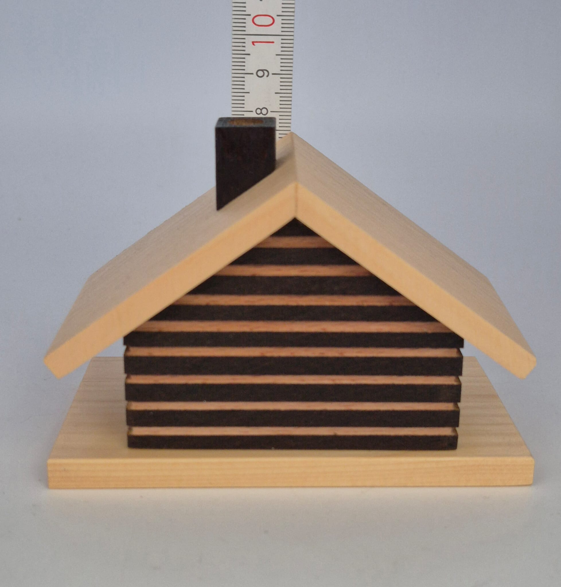 Räucherhaus „Skihütte“ aus Holz – Original Erzgebirge – mit OVP