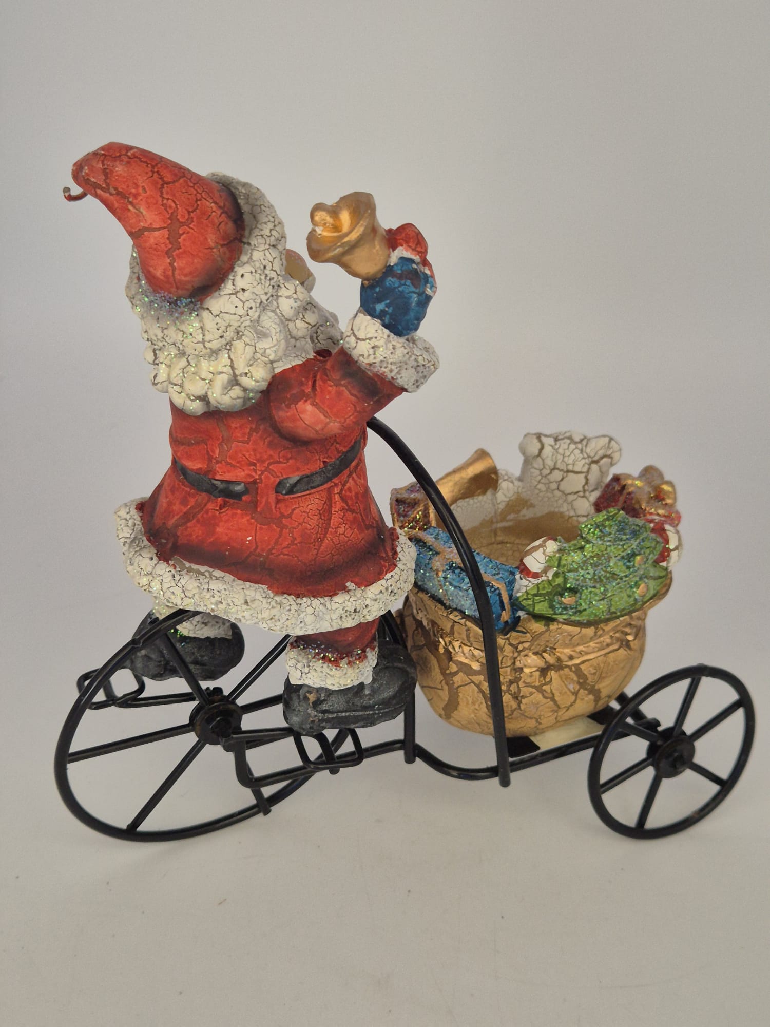 Amsel Weihnachtsmann auf Dreirad – Weihnachtsdeko aus Kunstharz & Metall