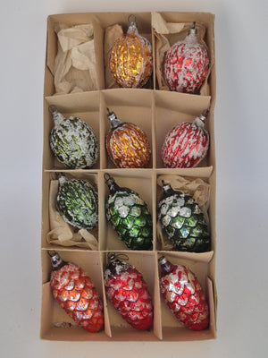 Alter DDR Christbaumschmuck aus Glas – 11x Zapfen Weihnachtsbaumschmuck im Karton