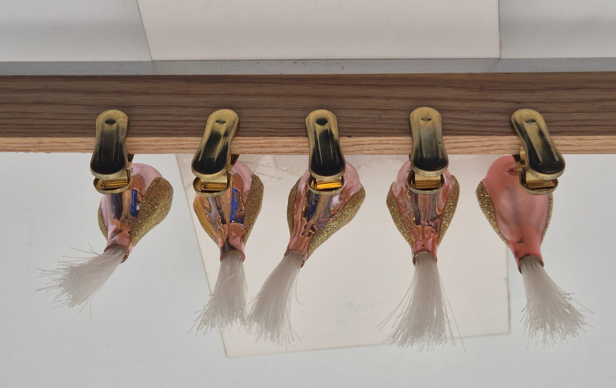 5 Glasvögel auf Clip – Rosa/Gold mit Federschwanz – Christbaumschmuck