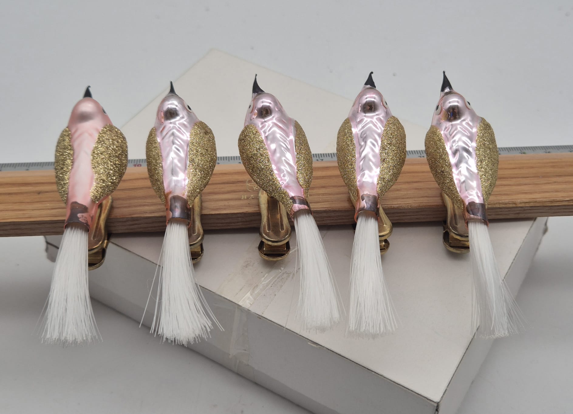 5 Glasvögel auf Clip – Rosa/Gold mit Federschwanz – Christbaumschmuck