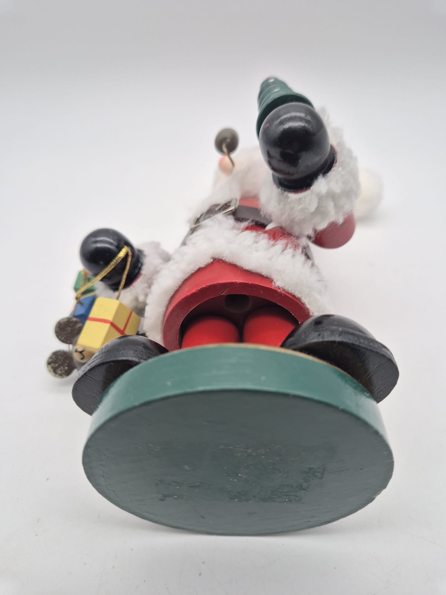 unbenutzter Räuchermann Weihnachtsmann mit Geschenken & Tannenbaum – ca. 20 cm